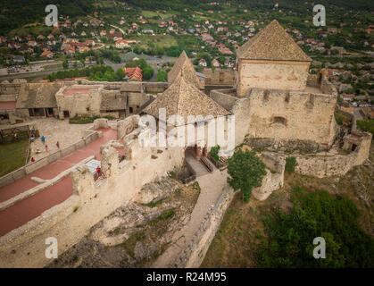 Panorama de l'antenne du célèbre château médiéval ruine en Szeged Hongrie près du Lac Balaton partiellement restaurée avec donjon, bastions, gate house, trous de boucle Banque D'Images