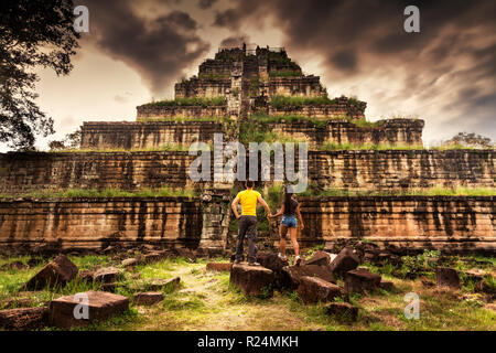 Billet d'explorer quelques mystérieux ancien Prasat Thom mort pyramide Koh Ker perdu dans la jungle de la forêt tropicale au Cambodge Banque D'Images