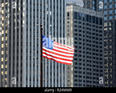 Brandir le drapeau américain dans le centre-ville de Chicago, USA Banque D'Images