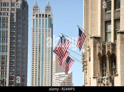 Drapeau américain sur un bâtiment au centre-ville de Chicago Banque D'Images