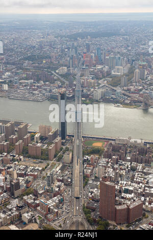Vue aérienne d'hélicoptère de Manhattan Bridge et le centre-ville de Brooklyn, New York, USA Banque D'Images