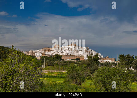 Hill ville d''Ostuni, Pouilles, Italie Banque D'Images