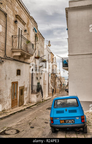 Ancienne Fiat 126 à Via Roma dans le centre historique d'Ostuni, Pouilles, Italie Banque D'Images