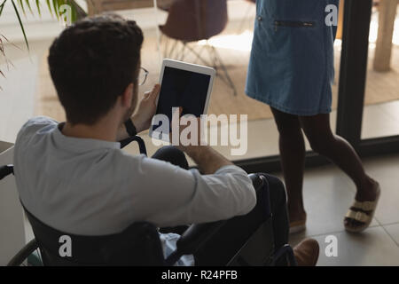 Exécutif Handicap using digital tablet in office Banque D'Images