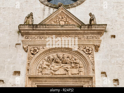 Portal à Chiesa dello Spirito Santo, église du 17ème siècle dans le centre historique d'Ostuni, Pouilles, Italie Banque D'Images