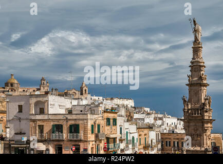 Saint Orontius Colonne, 18e siècle, à Piazza della Liberta dans le centre historique d'Ostuni, Pouilles, Italie Banque D'Images