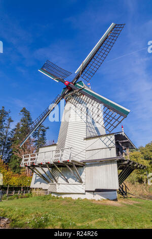 Scène avec un néerlandais historique moulin blanc dans le musée en plein air à Arnhem aux Pays-Bas Banque D'Images