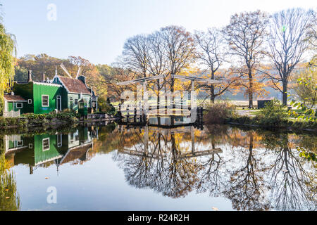 Scène néerlandais historique avec un pont, grange en bois et de l'eau moulin dans le musée en plein air à Arnhem aux Pays-Bas Banque D'Images