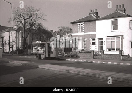 Tôt le matin, la livraison de lait à domicile, 1970, montre un flotteur lait électrique stationné dans une rue de banlieue vide à Hadley Highstone, Barnet, London, England, UK. En cette époque la majorité des familles a lait livré directement à leur domicile, mais que le nombre d'épiceries et supermarchés, les jours de le laitier ont été numérotés. Banque D'Images