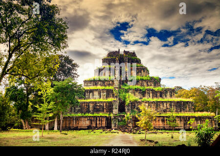 Pyramide ancienne Prasat Thom mort Koh Ker en style maya cachés dans la forêt tropicale jungle du Cambodge Banque D'Images