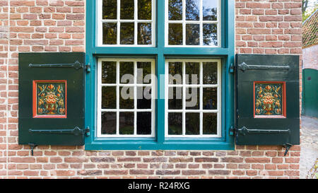 Arnhem, Pays-Bas- novembre, 04, 2018 : Façade d'une maison typique avec volets peints dans dans le petit village agréable HIndeloopen dans la Frise, Nethe Banque D'Images