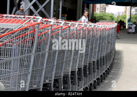 New York, NY, USA. 16 nov., 2018. Des chariots chariots/bordée soigneusement dans centre commercial. © 2018 Ronald G. Lopez/AlamyLive DigiPixsAgain.us/News Banque D'Images