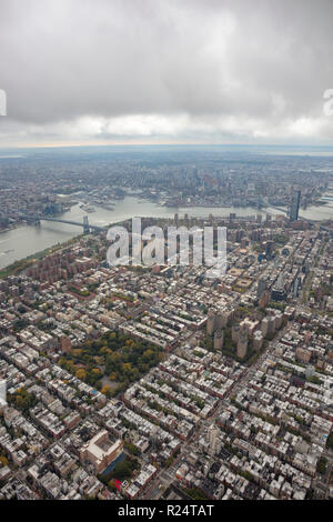 Vue aérienne de l'hélicoptère et le pont de Williamsburg East Village, New York City, USA Banque D'Images