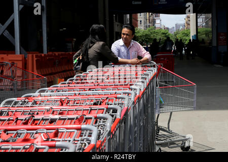 New York, NY, USA. 16 nov., 2018. Des chariots chariots/bordée soigneusement dans centre commercial. © 2018 Ronald G. Lopez/AlamyLive DigiPixsAgain.us/News Banque D'Images