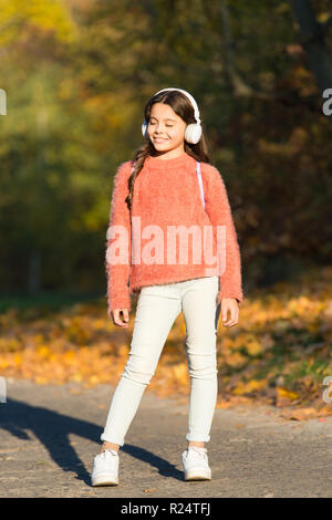 Au début de voyage et voyage souvent. Petit enfant profiter le voyage d'aventure. Petit enfant voyage en forêt d'automne. Fillette sur journée d'automne. Un bon voyageur n'a pas de plans fixes. Banque D'Images