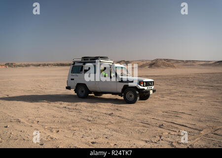 Hurghada, Egypt-February 26, 2017 : Desert race. Suv voiture surmonte les obstacles de dunes de sable. Course défi concours désert. Véhicule tout terrain course d'obstacles. Voiture conduit le tout-terrain avec des nuages de poussière. Banque D'Images