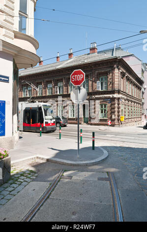 Die Remise Währing, Kreuzgasse ist eine guinée, denkmalgeschützte Remise der Wiener Linien. Der Gebäudekomplex befindet sich im Bezirksteil Währing Banque D'Images