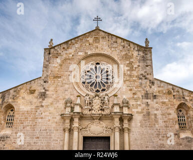 Façade de la Cathédrale, 11e siècle, dans Otranto, Pouilles, Italie Banque D'Images