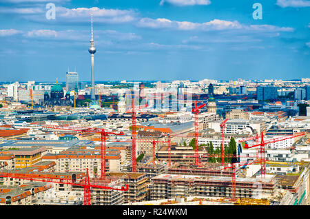 Tour de télévision de Berlin avec panorama et beaucoup de grues Banque D'Images