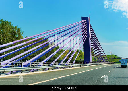 Brno, République tchèque - 30 Avril 2018 : Pont sur l'autoroute moderne, de République tchèque, de l'Europe Banque D'Images