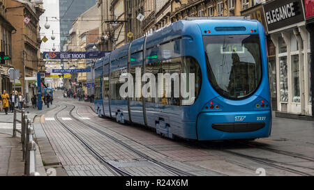 Zagreb, Croatie, novembre 2018 - voir à la rue du centre-ville d''Ilica, avec les tramways et les piétons Banque D'Images