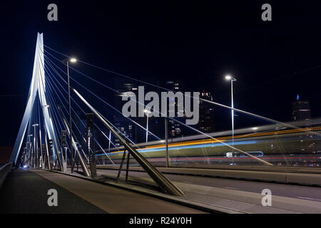 Sur le pont Erasmus à Rotterdam, Pays-Bas Banque D'Images