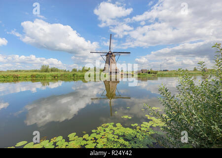 Un moulin à Kinderdijk, Pays-Bas Banque D'Images