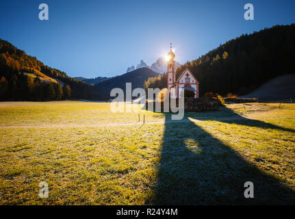 Très belle vue sur l'église de San Giovanni à St. Magdalena village. Location Val di Funes (Villnob), Cols alpins, Trentino-Alto Adige, Italie, Europe. Banque D'Images