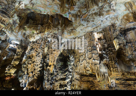 Vue panoramique de la chambre dans la Grotte des Demoiselles, Ganges, France Banque D'Images