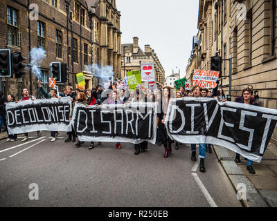 Cambridge, UK. 16 Nov 2018. Les étudiants de l'Université de Cambridge en mars centre de Cambridge le Ven 16 Nov 2018 exigeant l'Université céder ses investissements à l'éthique des armes et des connexions des combustibles fossiles Banque D'Images