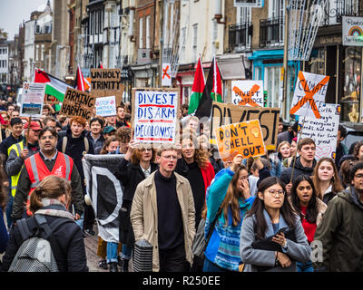 Cambridge, UK. 16 Nov 2018. Les étudiants de l'Université de Cambridge en mars centre de Cambridge le Ven 16 Nov 2018 exigeant l'Université céder ses investissements à l'éthique des armes et des connexions des combustibles fossiles Banque D'Images