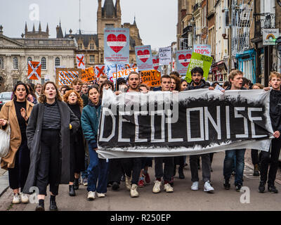 Cambridge, UK. 16 Nov 2018. Les étudiants de l'Université de Cambridge en mars centre de Cambridge le Ven 16 Nov 2018 exigeant l'Université céder ses investissements à l'éthique des armes et des connexions des combustibles fossiles Banque D'Images