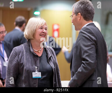 Bruxelles, Belgique. 16 Nov 2018. L'allemand Secrétaire Parlementaire d'État aux Finances Bettina Hagedorn (L) parle avec le Ministre autrichien des finances, Hartwig Loeger (R) avant une réunion des ministres du Budget de l'UE dans le bâtiment EUropa, le Conseil de l'UE sur l'administration centrale le 16 novembre 2018 - PAS DE SERVICE DE FIL Photo : Thierry Monasse/dpa dpa : Crédit photo alliance/Alamy Live News Banque D'Images