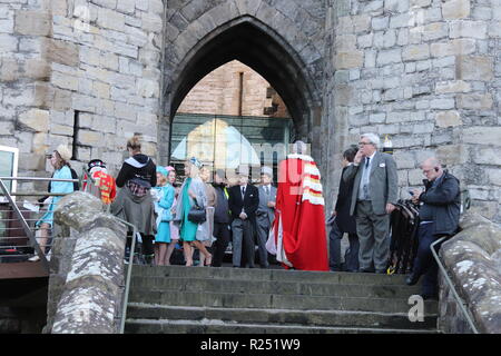 Netflixs la Couronne, Château de Caernarfon au Pays de Galles, Royaume-Uni. Le vendredi 16 novembre 2018. Le tournage a commencé aujourd'hui à Château de Caernarfon d Netflixs la Couronne, défini en 1969, elle l'investiture du Prince Charles, de crédit:Mike Clarke/Alamy Live News Banque D'Images