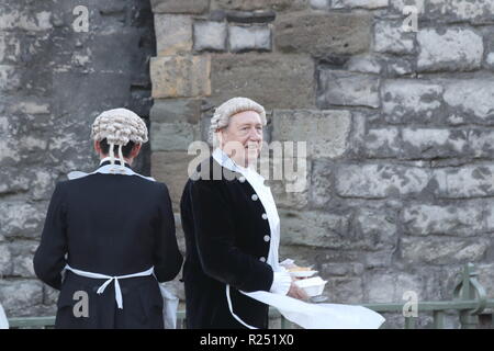 Netflixs la Couronne, Château de Caernarfon au Pays de Galles, Royaume-Uni. Le vendredi 16 novembre 2018. Le tournage a commencé aujourd'hui à Château de Caernarfon d Netflixs la Couronne, défini en 1969, elle l'investiture du Prince Charles, de crédit:Mike Clarke/Alamy Live News Banque D'Images