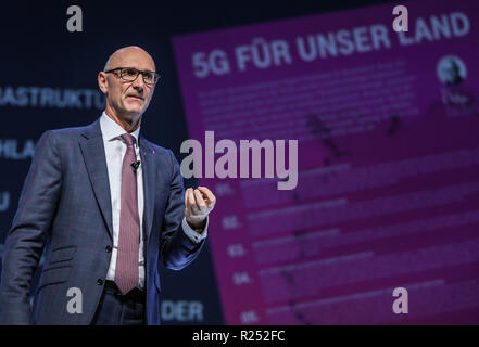 15 novembre 2018, Hessen, Frankfurt/Main : Timothée Höttges, président directeur général de Deutsche Telekom AG, parle de 5G mobile communications. Photo : Frank Rumpenhorst/dpa Banque D'Images