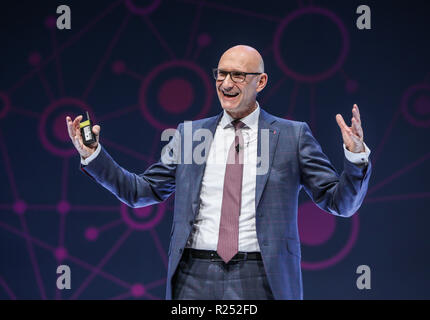 15 novembre 2018, Hessen, Frankfurt/Main : Timothée Höttges, président directeur général de Deutsche Telekom AG, parle de 5G mobile communications. Photo : Frank Rumpenhorst/dpa Banque D'Images