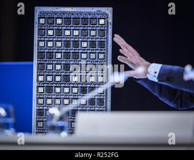 15 novembre 2018, Hessen, Frankfurt/Main : Une antenne pour la radio mobile standard 5G est sur scène lors d'un événement de Deutsche Telekom AG. Photo : Frank Rumpenhorst/dpa Banque D'Images