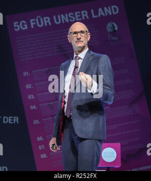 15 novembre 2018, Hessen, Frankfurt/Main : Timothée Höttges, président directeur général de Deutsche Telekom AG, parle de 5G mobile communications. Photo : Frank Rumpenhorst/dpa Banque D'Images