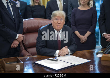 Washington, District de Columbia, Etats-Unis. 16 Nov, 2018. Le Président des Etats-Unis, Donald J. Trumpsigns la cybersécurité et la sécurité de l'infrastructure dans la Loi sur l'Agence le bureau ovale de la Maison Blanche à Washington, DC le vendredi 16 novembre, 2018. Le Président a également répondu aux questions de journalistes Crédit : Ron Sachs/CNP/ZUMA/Alamy Fil Live News Banque D'Images