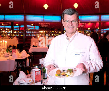 Stuttgart, Allemagne. 15 Nov, 2018. Top chef Harald Wohlfahrt sera à l'ouverture de la nouvelle saison de l'émission gastronomique avec un dessert au Palais le lieu. Crédit : Bernd Weißbrod/dpa/Alamy Live News Banque D'Images