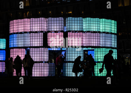 Liverpool, Royaume-Uni. 16 Nov 2018. Polaris, une immense installation lumineuse créée exclusivement pour Liverpool composé de 96 cubes de couleur variable, chacun pesant 65 kilogrammes et contrôlés par l'ordinateur contenant des lumières LED, a été dévoilée au Parc Chavasse dans le centre commercial Liverpool One le vendredi 16 novembre, 2018. Le géant de lumière spectacle, créé par l'artiste Mark Robinson, est inspirée par la ville les plus célèbres dans le monde de la culture. Il a été dévoilé dans le cadre des centres commerciaux lancement officiel de Noël. Polaris est à l'affiche jusqu'au 6 janvier 2019. Crédit : Christopher Middleton/Alamy Live News Banque D'Images