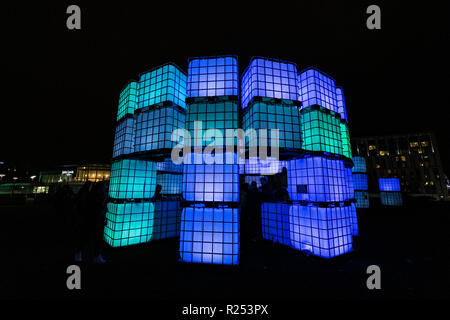 Liverpool, Royaume-Uni. 16 Nov 2018. Polaris, une immense installation lumineuse créée exclusivement pour Liverpool composé de 96 cubes de couleur variable, chacun pesant 65 kilogrammes et contrôlés par l'ordinateur contenant des lumières LED, a été dévoilée au Parc Chavasse dans le centre commercial Liverpool One le vendredi 16 novembre, 2018. Le géant de lumière spectacle, créé par l'artiste Mark Robinson, est inspirée par la ville les plus célèbres dans le monde de la culture. Il a été dévoilé dans le cadre des centres commerciaux lancement officiel de Noël. Polaris est à l'affiche jusqu'au 6 janvier 2019. Crédit : Christopher Middleton/Alamy Live News Banque D'Images