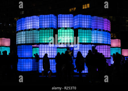 Liverpool, Royaume-Uni. 16 Nov 2018. Polaris, une immense installation lumineuse créée exclusivement pour Liverpool composé de 96 cubes de couleur variable, chacun pesant 65 kilogrammes et contrôlés par l'ordinateur contenant des lumières LED, a été dévoilée au Parc Chavasse dans le centre commercial Liverpool One le vendredi 16 novembre, 2018. Le géant de lumière spectacle, créé par l'artiste Mark Robinson, est inspirée par la ville les plus célèbres dans le monde de la culture. Il a été dévoilé dans le cadre des centres commerciaux lancement officiel de Noël. Polaris est à l'affiche jusqu'au 6 janvier 2019. Crédit : Christopher Middleton/Alamy Live News Banque D'Images