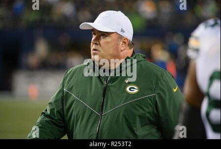 Seattle, Washington, USA. 15 Nov, 2018. L'entraîneur-chef de l'emballeuse MIKE MCCARTHY se dirige vers le vestiaire du semestre au cours d'un match de la NFL entre les Seattle Seahawks et les Packers de Green Bay. Le jeu a été joué au siècle Lien Field à Seattle, WA. Crédit : Jeff Halstead/ZUMA/Alamy Fil Live News Banque D'Images