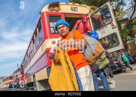 15 novembre 2018 - de plus en plus de demandeurs d'asile en provenance de l'Amérique centrale, connue sous le nom de ''Migrant Caravan'', arrivent par autobus pour Unidad Deportiva Benito Juarez, un converti au complexe récréatif, pour l'abri à Tijuana, Mexique le 15 novembre 2018. Credit : Vito Di Stefano/ZUMA/Alamy Fil Live News Banque D'Images