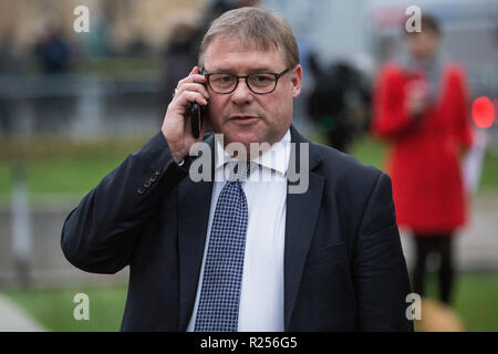 Londres, Royaume-Uni. Le 16 novembre, 2018. Mark Francois, député conservateur d'Wickford, Rayleigh et apparaît sur College Green à Westminster que l'incertitude continue autour de la survie du premier ministre Theresa May's Gouvernement et le nombre de lettres de censure présentées à la Commission 1922. Banque D'Images