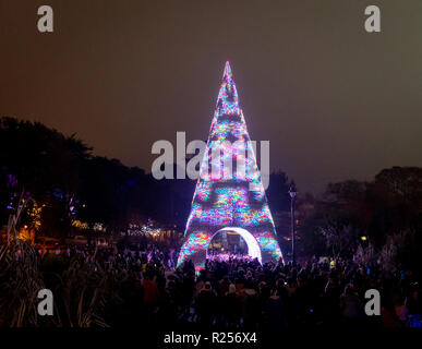 Bournemouth, Royaume-Uni. 16 novembre 2018. Des milliers de personnes affluent pour voir le grand sur l'interrupteur de l'arbre de Noël de Bournemouth Wonderland, où 100 arbres de Noël de toutes les formes et tailles sont venus à la vie, y compris les 60ft Bournemouth Wonderland Tree centre. L'énorme arbre Wonderland est un portique de structure, situé dans les jardins de Bournemouth, qui n'régulièrement des spectacles son et lumière avec la musique. Plus de 500 000 lumières constituent l'attraction. Banque D'Images