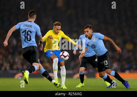 Londres, Royaume-Uni. 16 novembre 2018. Le Brésil de Neymar contrôle le sous la pression de Gaston Pereiro et Mathias Suarez de l'Uruguay - Brésil, Uruguay v Friendly International, Emirates Stadium, Londres (Holloway) - 16 novembre 2018 Crédit : Richard Calver/Alamy Live News Banque D'Images