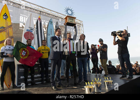 16 novembre 2018 - NazarÃ, NazarÃ, Portugal - Grande vague surfer Grant Baker (ZAF) est vu recevoir le premier prix au gagnant du Défi, le Portugal Nazare.La première étape (Nazaré) Défi de la Ligue mondiale de Surf (WSL) grande vague d' a eu lieu à Nazaré, Portugal. Surfeur sud-africain Grant Baker a remporté le concours. portugais Credit : Hugo Amaral/SOPA Images/ZUMA/Alamy Fil Live News Banque D'Images